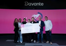 El jurado junto a Salma Aracely Romero, ganadora de esta edición.