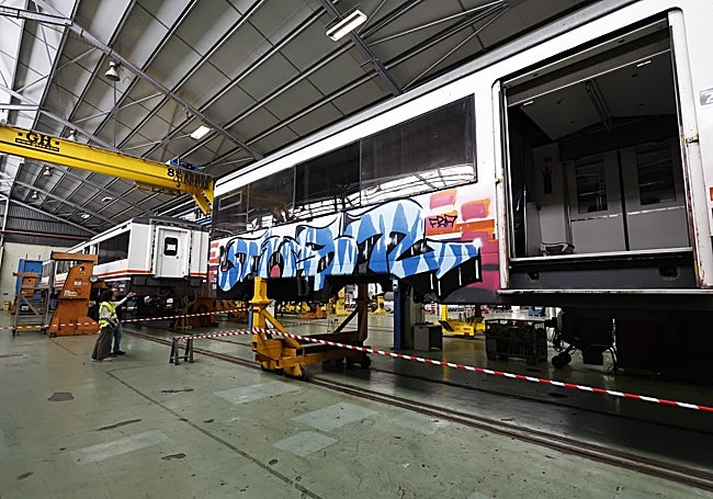 Un tren con la carrocería llena de pintadas en plena puesta a punto.