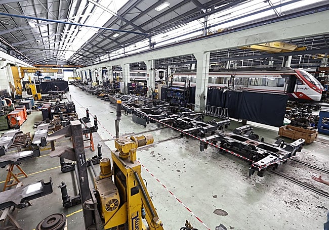 Componentes ferroviarios en reparación dentro de la factoría malagueña.