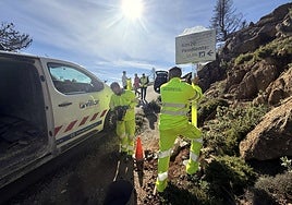 Instalación de la señalética en la subida a Peñas Blancas en Sierra Bermeja.