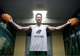 Tyler Kalinoski posa para este periódico con dos balones en el túnel de vestuarios del Martín Carpena.