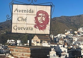 Imagen del cartel con el nombre de la calle en honor al revolucionario argentino en El Borge.