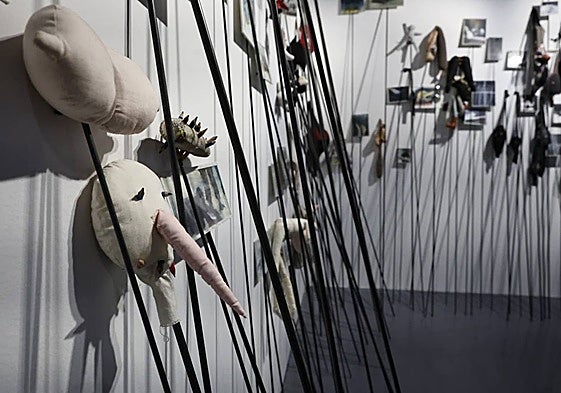 Los muñecos de trapo clavados en la obra 'Las picas' definen la obra de Anette Messager.