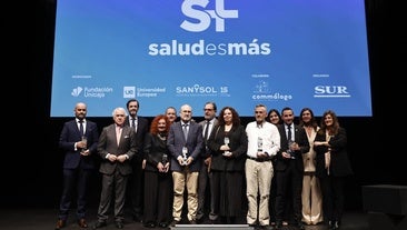 Foto de familia de los premiados, con organizadores y patrocinadores