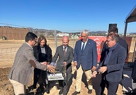 Autoridades e integrantes del proyecto durante el acto de colocación de la primera piedra.