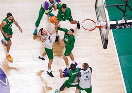 Los jugadores del Unicaja, durante el entrenamiento de ayer.