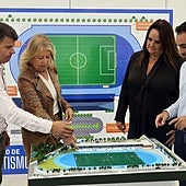 La alcaldesa señala la maqueta del proyecto junto a los ediles de Obras, Deportes y del distrito.