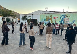 Participantes de la performance colectiva 'Incertidumbres efímeras' tensan hilos en la plaza Nueva del Saucedo.