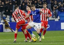 El delantero del Oviedo la pasada campaña Alemao muestra en su pantalón ese patrocinio de Guanajuato que es el foco de la polémica.
