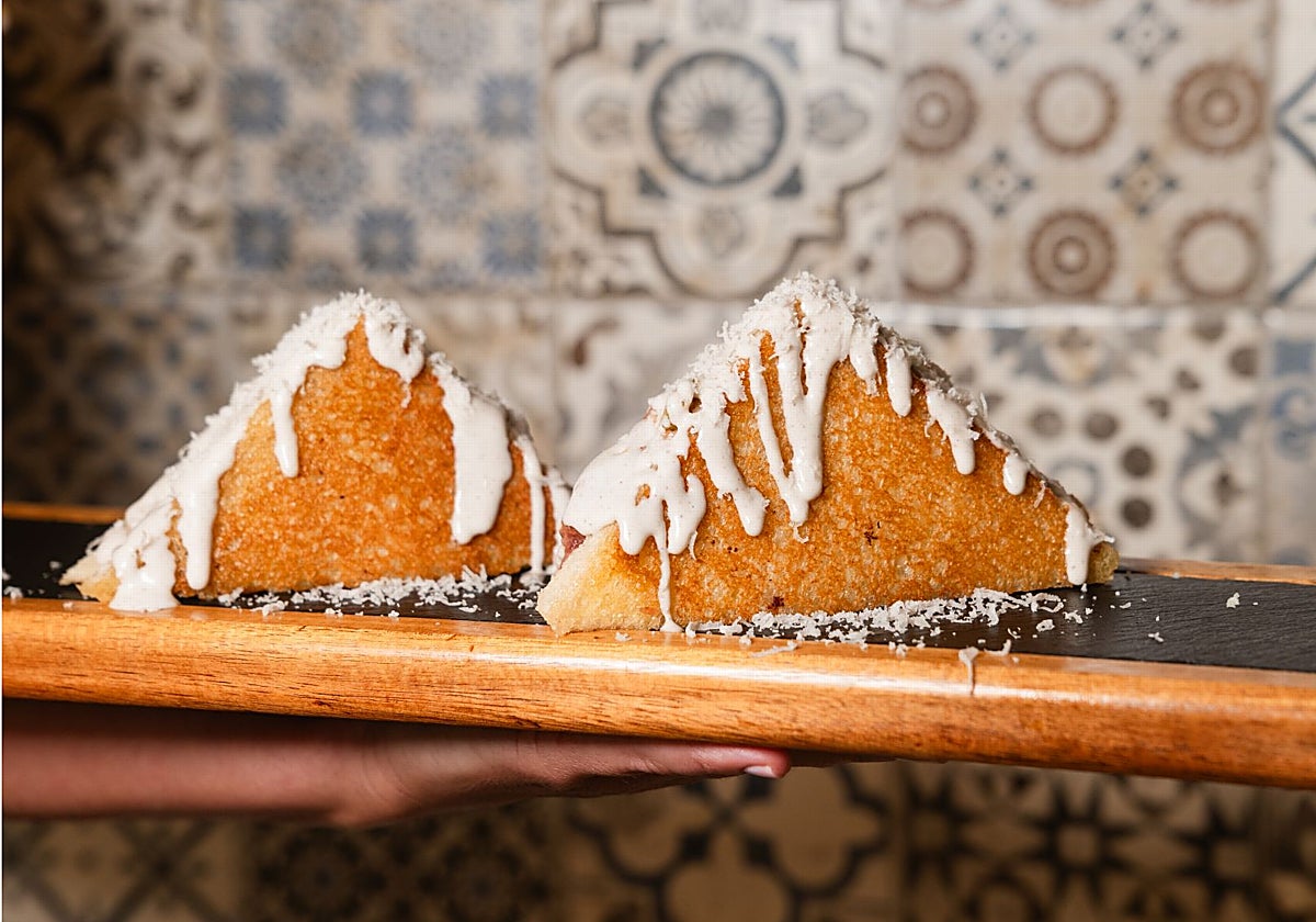 Bikini de salchichón de Málaga que se sirve en Almijara.