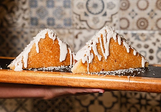 Bikini de salchichón de Málaga que se sirve en Almijara.