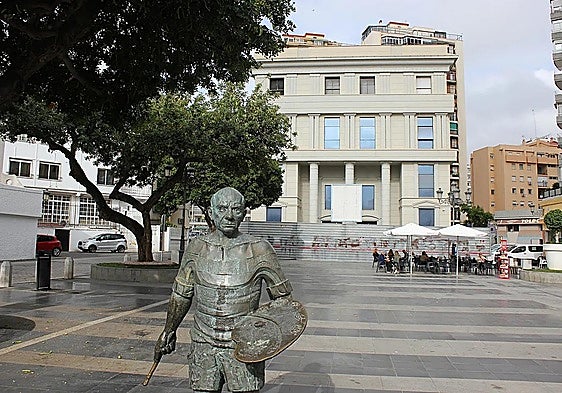 La escultura de Picasso, con el edificio abandonado al fondo.