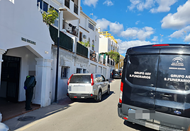 Un agente de la Guardia Civil custodia el acceso a la urbanización en la que han ocurrido los hechos.