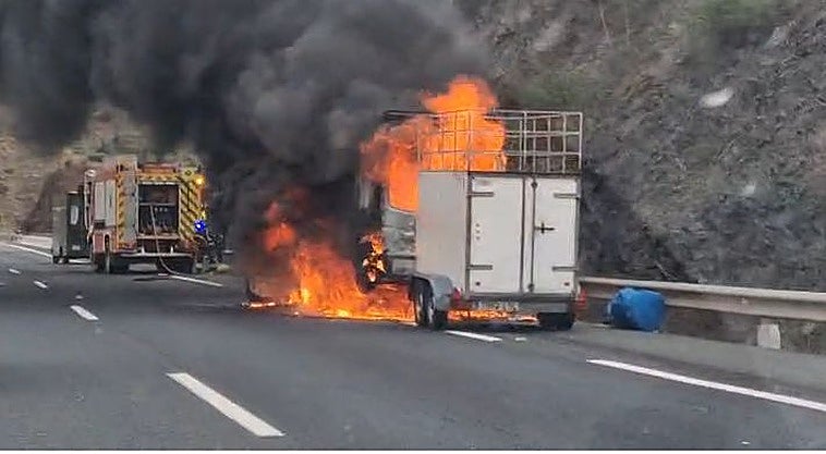Imagen del vehículo incendiado en la A-45, este sábado.