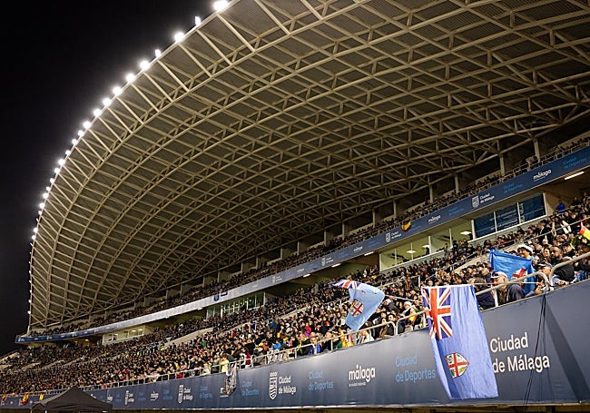 Panorámica de la tribuna del estadio, repleta, con algunas banderas también de Fiyi.