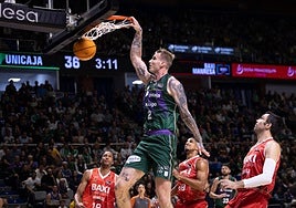 Balcerowski, ya sin melena, machaca a una mano.