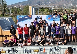 Todos los medallistas de las distintas categorías, posando juntos al cierre del evento