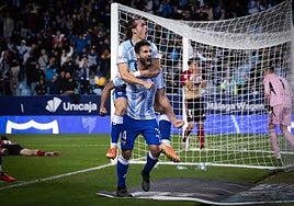 Galilea celebra junto a Recio el gol del triunfo del Málaga.