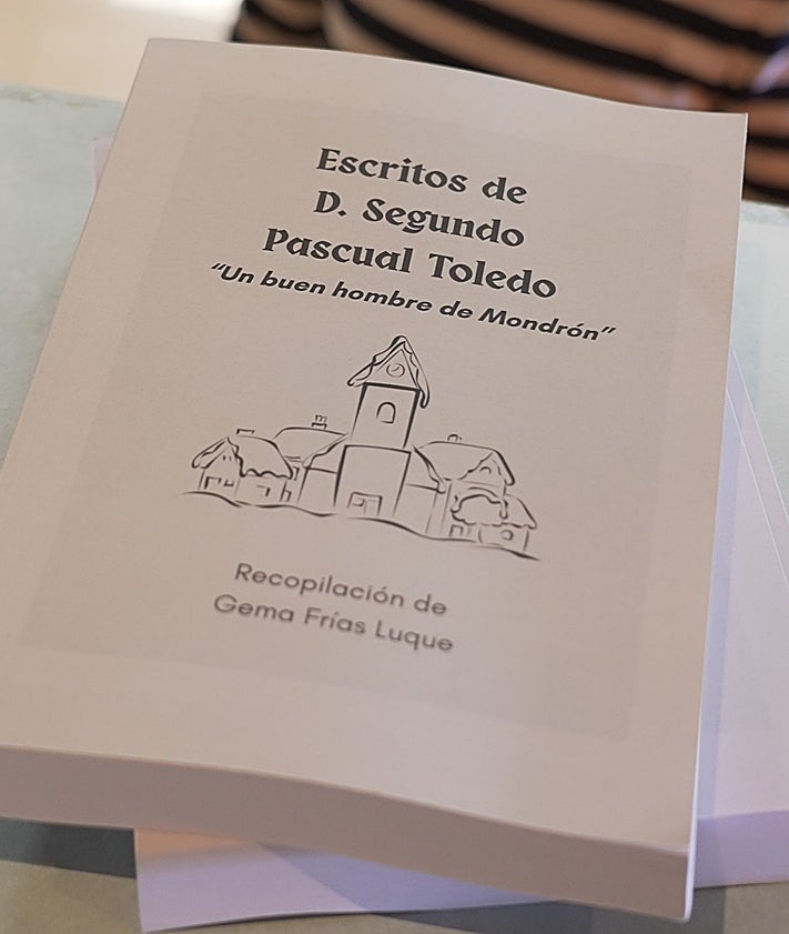 Imagen secundaria 2 - Tres imágenes del acto de presentación del libro en Periana.