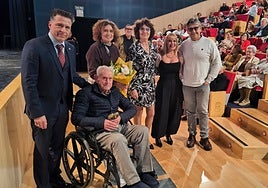 El alcalde de Torrox, Óscar Medina, con uno de los homenajeados y su familia.