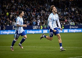 Adrián Niño celebra uno de sus goles en presencia de Joaquín.