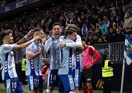 Los jugadores del Málaga celebran uno de los goles de Niño ante el Mirandés.