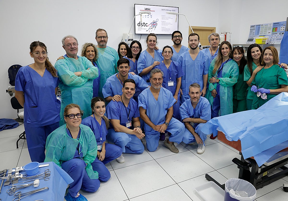 El doctor Aranda, en el centro, junto a los asistentes al curso.