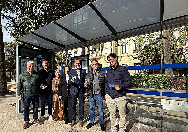 Los concejales socialistas, con el portavoz Dani Pérez, en el centro, en la parada de autobús que hay delante del Ayuntamiento tras la rueda de prensa en apoyo a la plantilla.