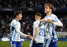 Adrián Niño celebra uno de sus dos goles el domingo.