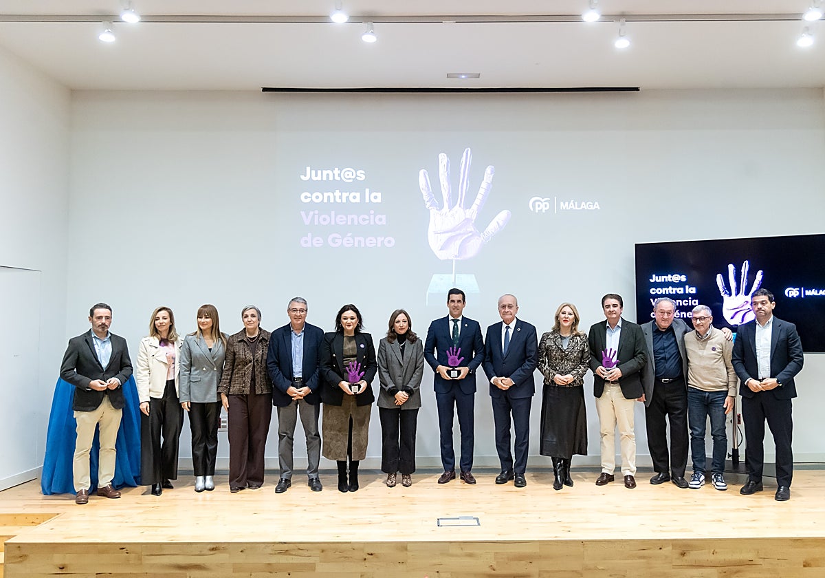 Representantes institucionales y del PP con los galardonados.