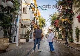 El concejal del distrito Oeste, Alejandro González, y la asesora responsable de Comercio, Carmina Serrano, en uno de los espacios.