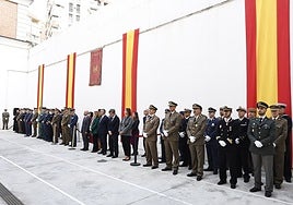Autoridades civiles y militares, durante el acto.