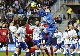 Una salida de puños de Alfonso Herrero para despejar, en el duelo del domingo ante el Mirandés.