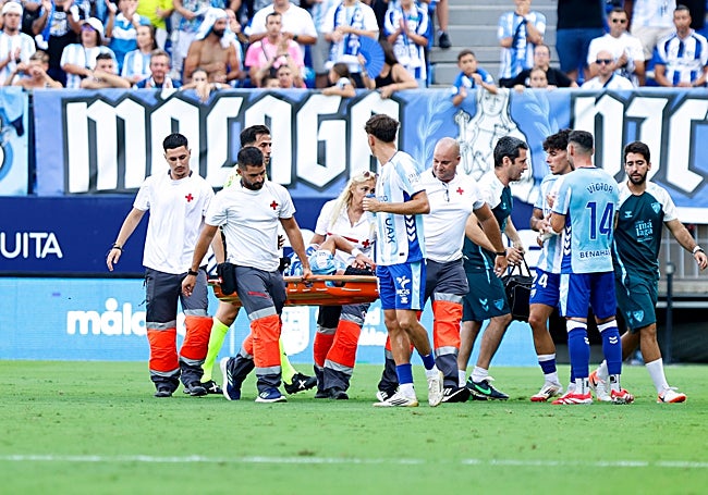 Luismi se marcha en camilla tras su golpe ante el EIbar.