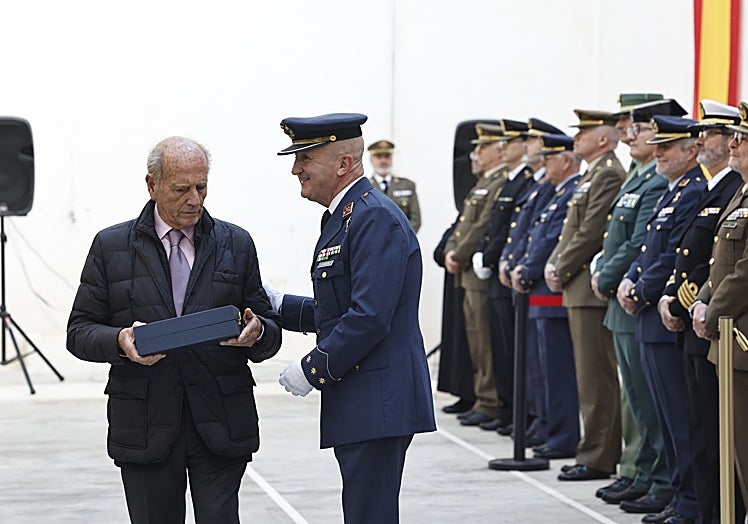 Eduardo Cestino recibe la distinción 'Comandante Beníte'.