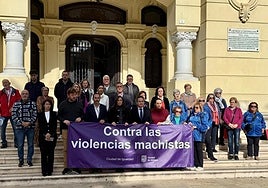 Minuto de silencio este lunes por el asesinato de María Victoria en Rincón de la Victoria. Hay representantes del PP, PSOE y Con Málaga. Vox no ha asistido, aunque en otras ocasiones sí se ha sumado.