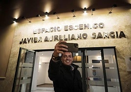Javier Aureliano García en la inauguración del espacio escénico bajo su nombre, en Fines.