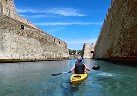 El Foso Real permite la práctica de deportes acuáticos como el kayak.
