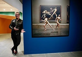 Valery Katsuba, junto a una de sus obras en el Museo Ruso.