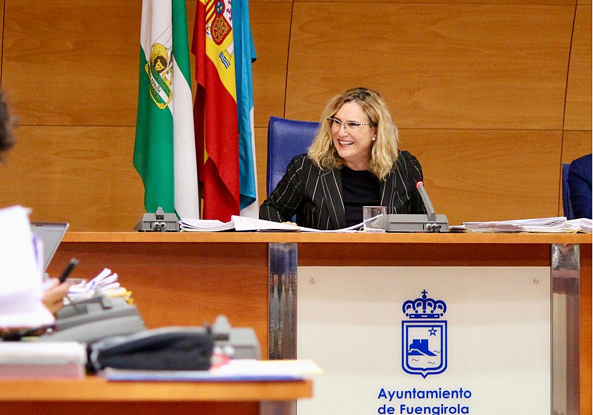 La alcaldesa de Fuengirola, Ana Mula, en el pleno celebrado hoy.