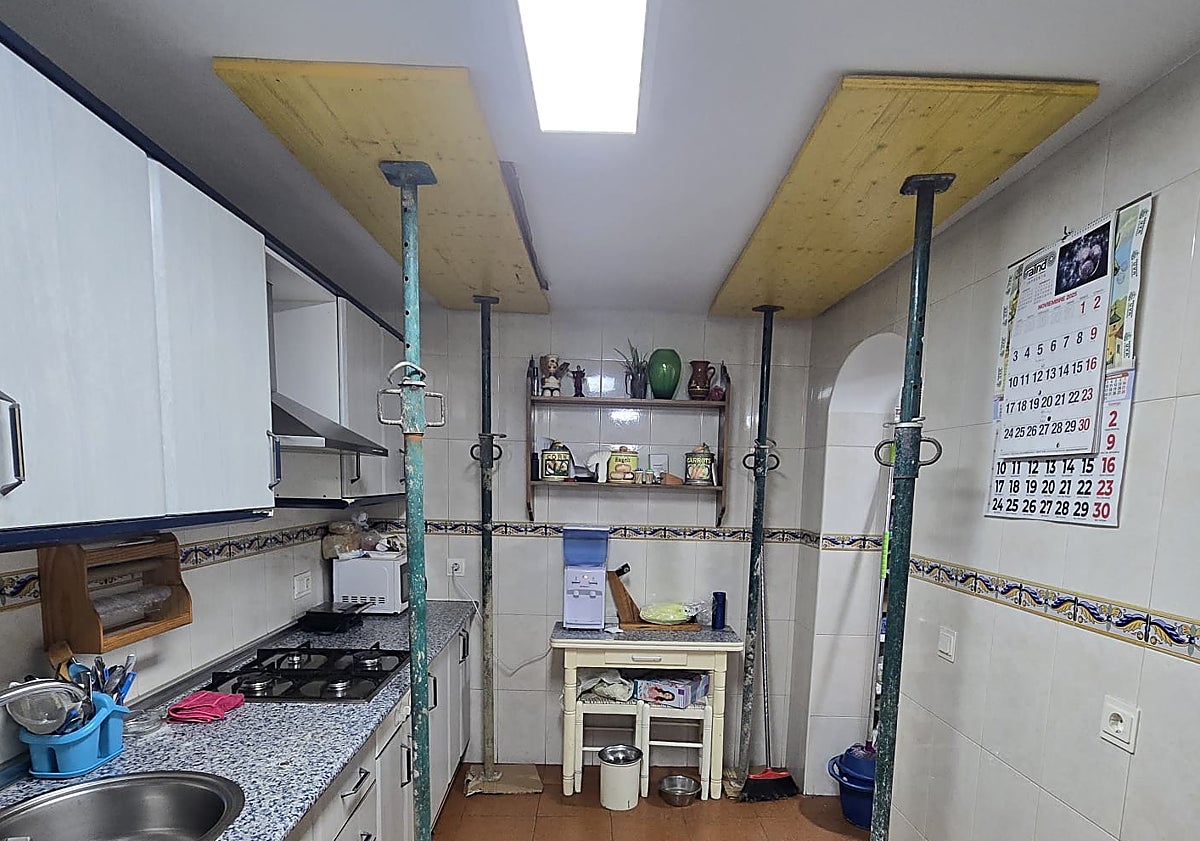 Imagen principal - Algunos de los desperfectos ocasionados en una de las viviendas.