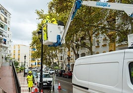 Trabajos en la calle Jacinto Benavente en una actuación incluida en el plan municipal de instalaciones eléctricas.