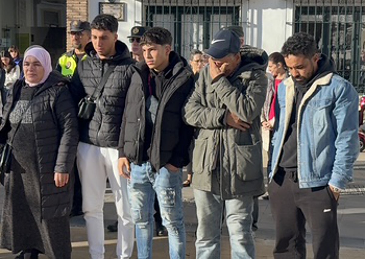 Imagen secundaria 1 - Tres imágenes de la concentración en recuerdo de la familia Rabah, este miércoles en la plaza de la Constitución de Torrox.