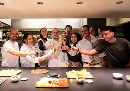 El equipo y la familia de Palodú brinda para celebrar su primera estrella.