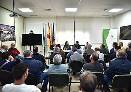 Imagen de la reunión que han mantenido este jueves los ganaderos y agricultores con la delegada de la Junta en la OCA en Vélez-Málaga.