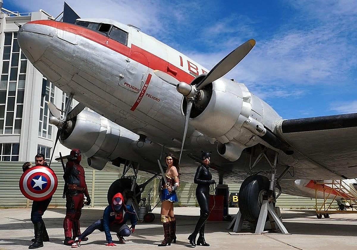 Superhéroes en el Museo Aeronáutico de Málaga.