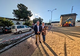 El concejal de Infraestructuras, Jesús María Claros, y teniente de alcalde de la localidad, Lourdes Piña, este miércoles en la zona.