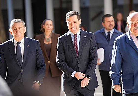 Juanma Moreno, a su llegada al debate acompañado del consejero de Sanidad, el presidente del Parlamento y los portavoces del PP.
