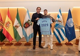 Loren Juarros y Rafita, en las oficinas del Málaga tras sellar la renovación del lateral hasta 2029.