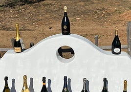 Podio con los champanes ganadores.